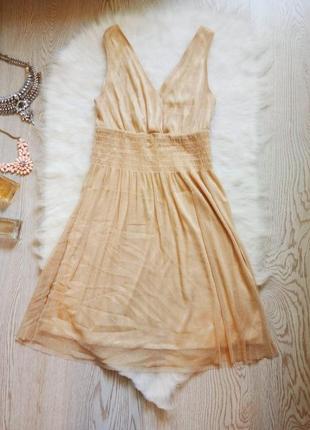 Короткое нарядное бежевое платье блестящее золотое глубоким вы...