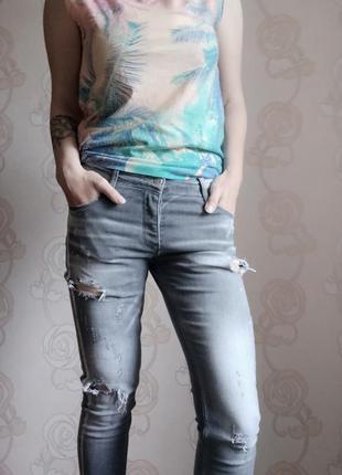 Крутые женские зауженные джинсы