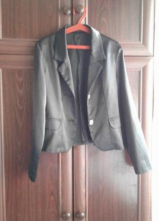 Короткий атласный черный приталенный пиджак без подкладки