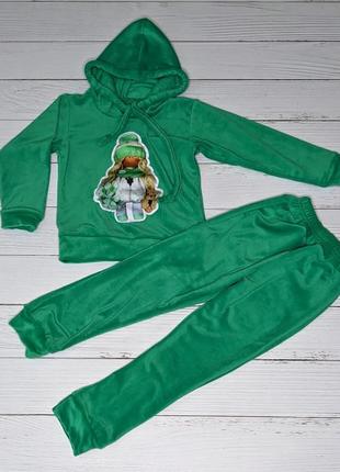 Стильный велюровый на меху зеленый костюм с нашивкой