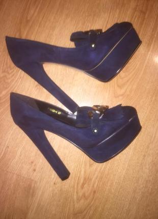 Темно-синие туфли на каблуке