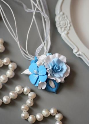 Блакитний кулон ручної роботи з квітами
