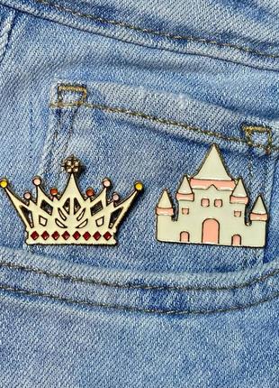 Набір значків / пінів металевих  корона та замок принцеси (2 шт)