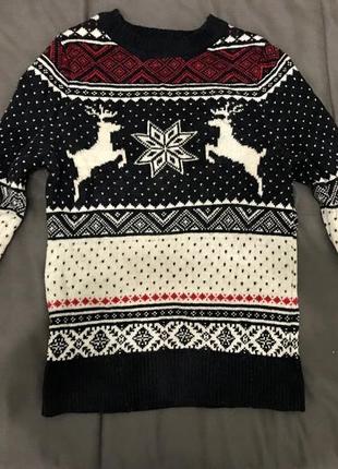Праздничный свитер с оленями