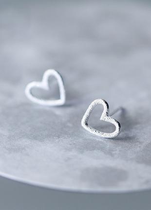 Серебряные сережки-гвоздики сердца серебро