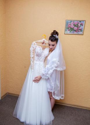 Весільна сукня а силует молочного кольору