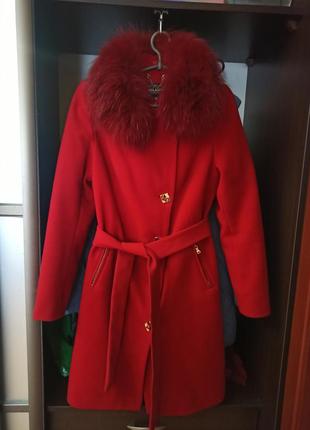 Красное пальто с поясом и натуральным мехом