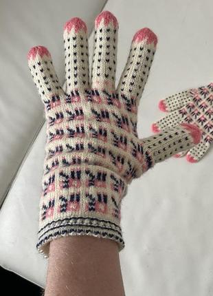 Яркие варежки перчатки
