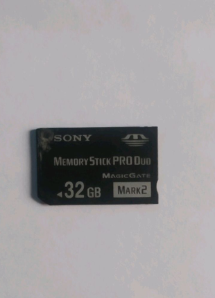 Карта пам'яті на 32 Гб Sony PlayStation Portable.