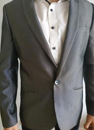 Сірий піджак бренда tailor & wright