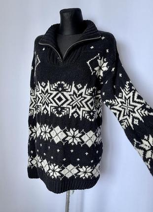 Шерстяной удлинённый свитер с воротом на молнии снежинки черно...