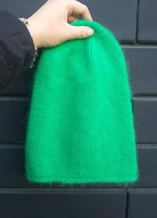 Яркая зеленая шапка бини из ангоры