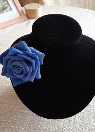Троянда роза брошка з натуральної шкіри блакитна