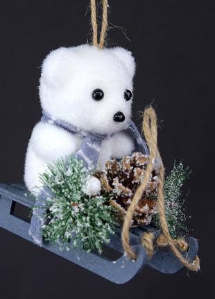 Ёлочное украшение Подвесной мишка на санках, цвет - белый с синим