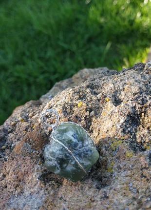 Кулон из необработанного камня на проволоке ′зеленый гранат′