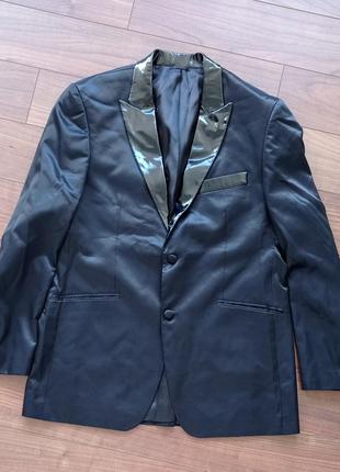 Стильный эффектный пиджак черный с лаковим воротником