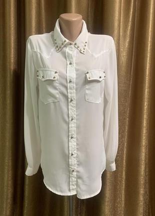 Белая шикарная блузка с металлическими заклёпками на воротнике и
