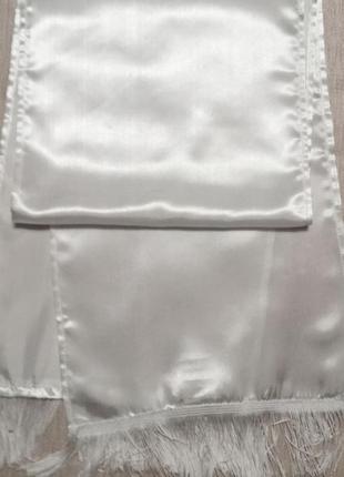 Білий атласний шарф з бахромой 27 х 155