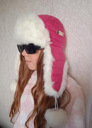 Зимова яскрава шапка для дівчини