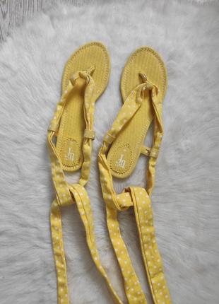 Желтые сандалии босоножки шлепки без каблука со шнуровкой завя...