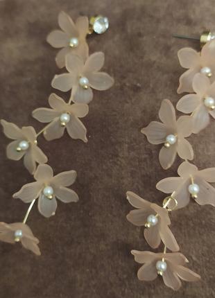 Акриловые серьги-подвески с цветочками