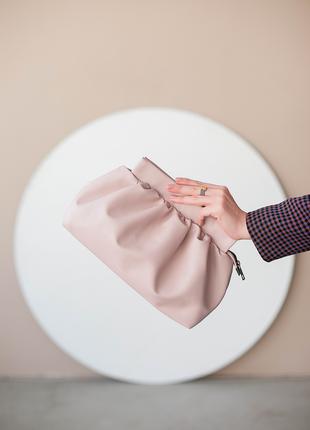 Сумка пудровая сумка пельмень в стиле bottega пудровый клатч