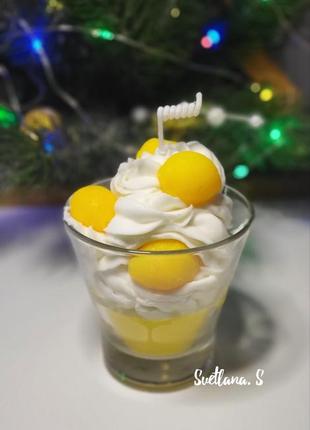 Свічка лимонки з кремом у склянці.