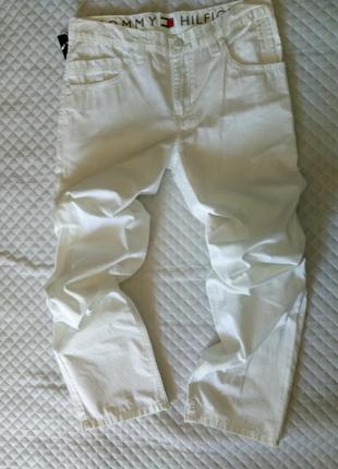Мужские белые джинсы.