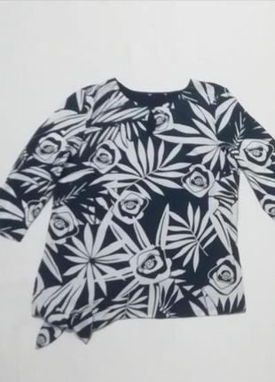 Гарненька блуза з квітковим принтом