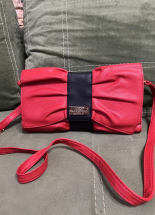 Красная маленькая сумочка клатч с длинной ручкой