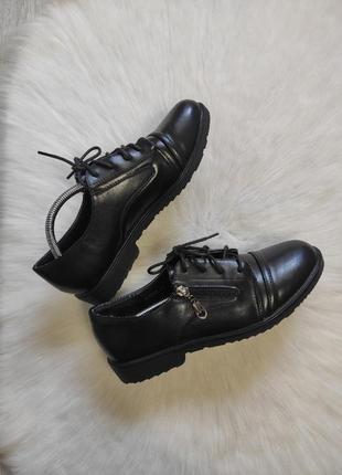 Черные кожаные туфли на низком каблуке шнуровкой молнией броги...