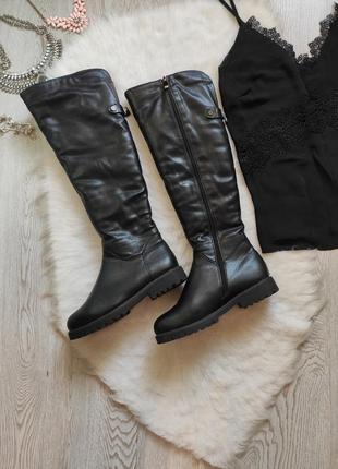 Черные высокие кожаные зимние сапоги ботфорты с мехом на низко...
