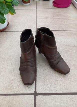 Ботинки caravelle кожаные коричневые ботинки сапожки на каблуке