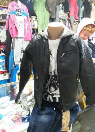 Кожаная куртка с капюшоном для мальчика черная р.98 110 116 122