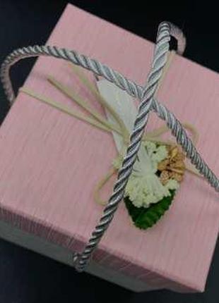 Коробка подарункова з квіточкою і ручками. Колір рожевий. 13х1...