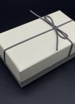 Коробка подарункова прямокутна. Колір білий. 9х15х6см. / Короб...