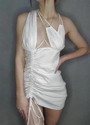 Белое хлопковое платье с косточками под грудью prettlittlething