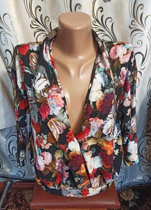 Дуже красива яскрава блуза в квітковий принт