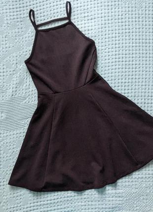 Черное мини платье на брителях открытая спина, платье сарафан