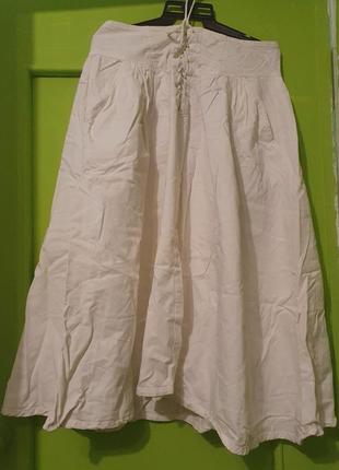 Длинная белая юбка на шнуровке с большими карманами