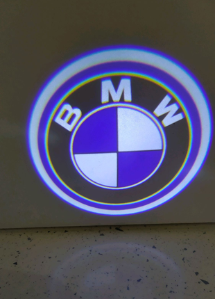 Подсветка с логотипом марки автомобиля