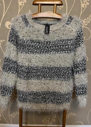 Очень красивый и стильный вязаный свитер.