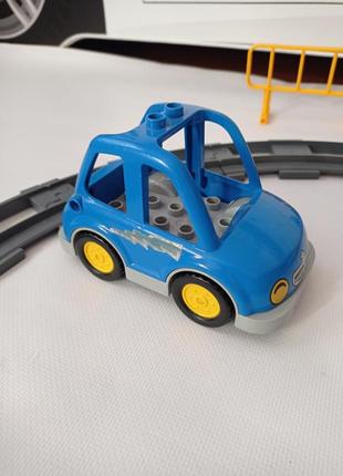 Машина из серии lego duplo.