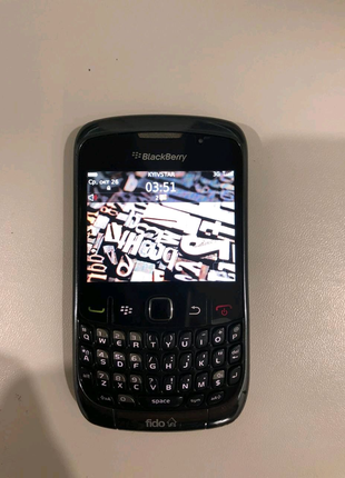 Мобильный телефон BlackBerry Curve 9300.