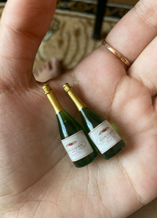 Пляшечки з шампанським виготовлено з пластику. для мікро дизайну,