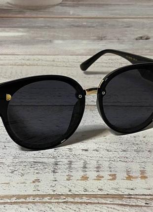Жіночі окуляри сонцезахисні чорного кольору із золотистим серд...