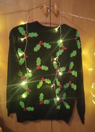 Новогодний свитер с принтом омела