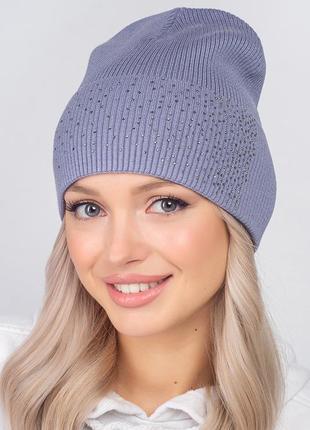 Жіноча сіро-блакитна шапка на осінь