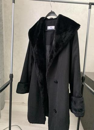 Демисезонное пальто с искусственным мехом