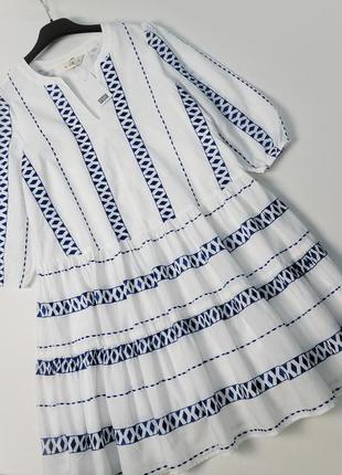Белое ярусное платье с хлопка с вышивкой
